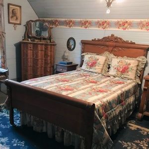 Beautiful Rose 🌹 and Stripes Full size Comforter with Shams 💙